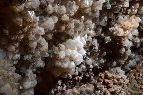 Grotte du Sud de l'Arizona (USA) - Cristaux de calcite en dent de cochon sur une paroi(SP-20-0222)